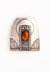 6.Fibbia da cintura, argento e cabochon in vetro, Kirchgaessner & Kraft, Pforzheim, Germania, 1900, collezione Pennasilico, foto Michele Zanin 6.Fibbia da cintura, argento e cabochon in vetro, Kirchgaessner & Kraft, Pforzheim, Germania, 1900, collezione Pennasilico, foto Michele Zanin